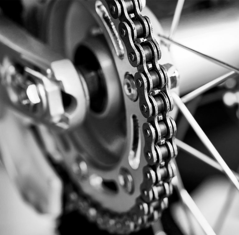 Qué es y cómo funciona la cadena en una moto - Romasilence